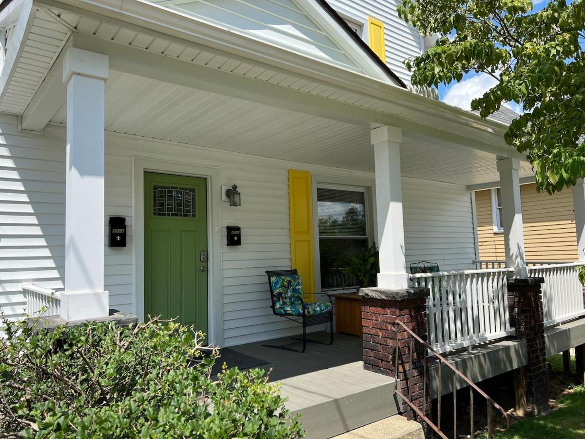A The Yellow Shuttered House Holiday home *