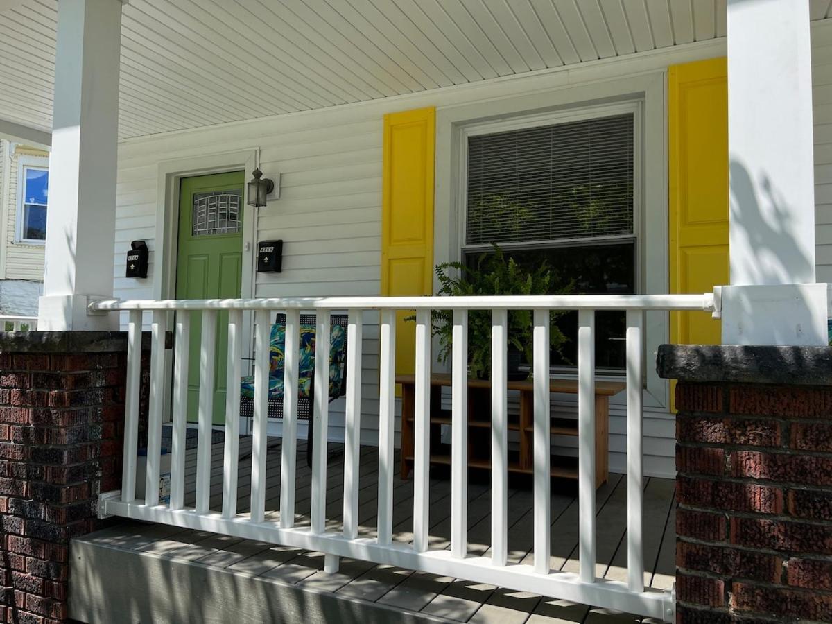 Holiday home A The Yellow Shuttered House Sharon