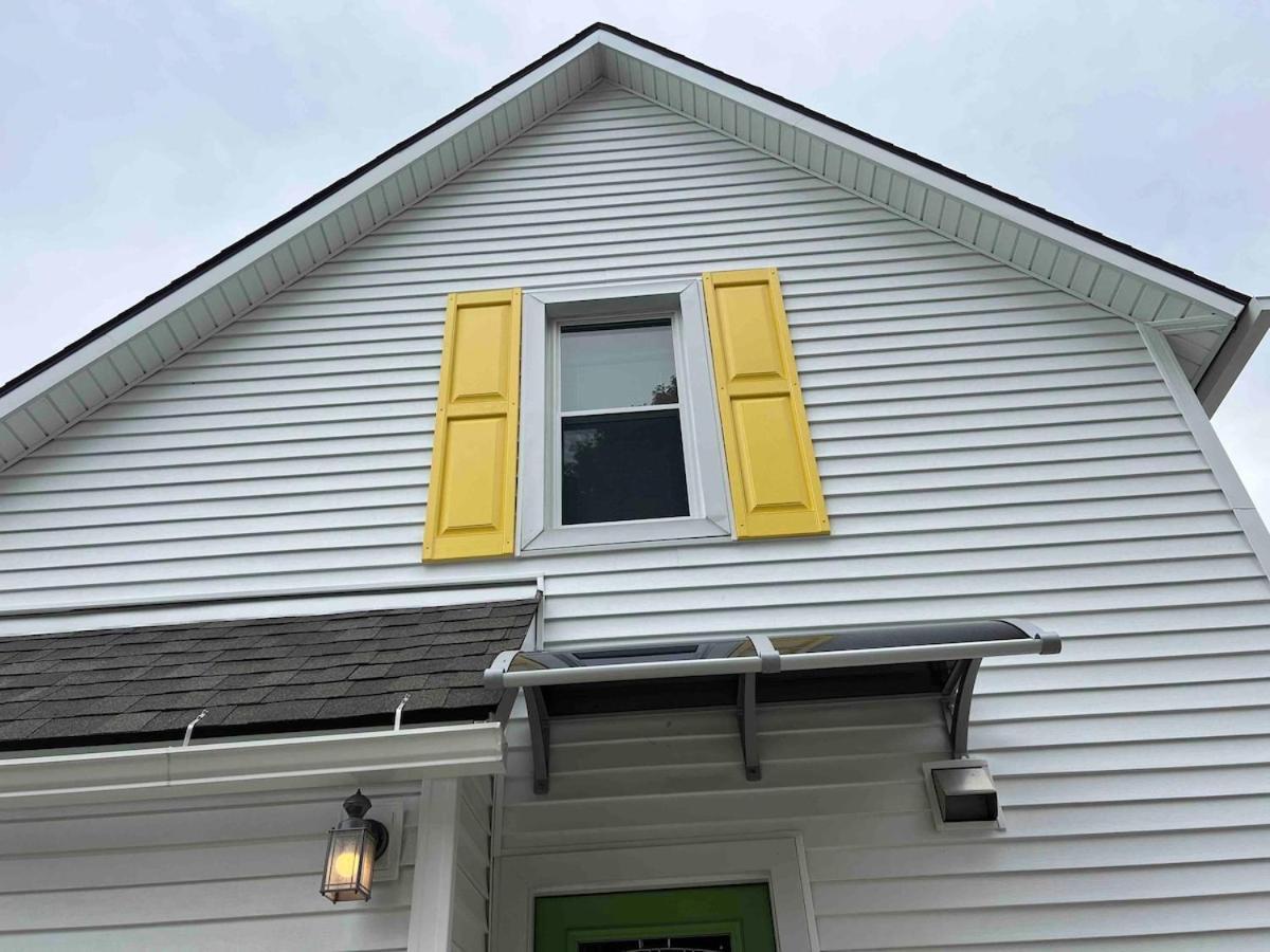 A The Yellow Shuttered House Holiday home Sharon